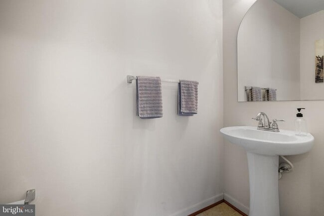 Building Photo - 12 Popes Creek Ln