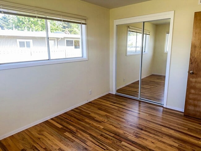 Building Photo - Pet-Friendly 3/2 Home Has A Spacious Layout & Recent Renovations Throughout!