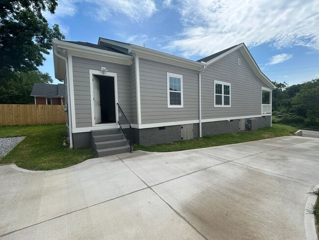 Building Photo - Newly Renovated Spacious 3 Bedroom w/ Full Appliance Package