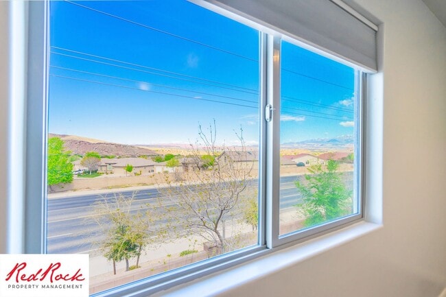 Building Photo - End Unit Fossil Hills Townhome with 3 Beds and 2.5 Baths