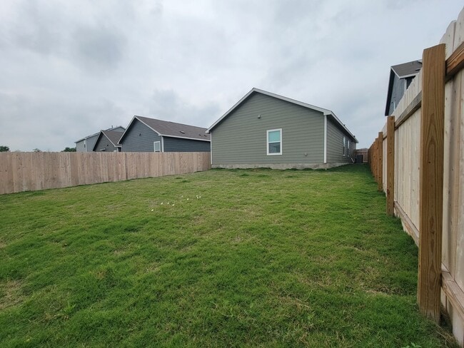 Building Photo - Spacious 3/BR, 2/BS Single-Level Home with...
