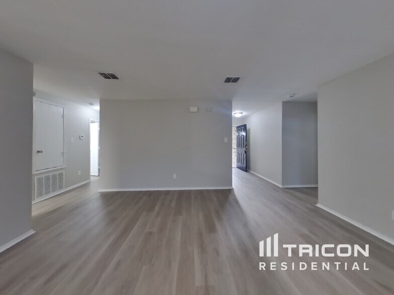 Building Photo - 1405 Englewood Dr