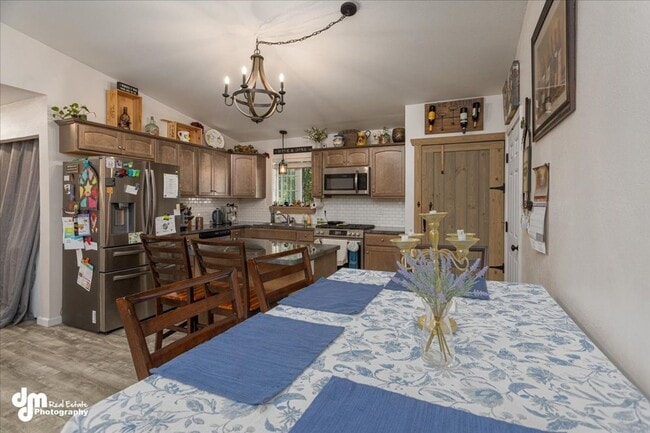 Building Photo - Cozy 3 bedroom 2 bath home w/ fully fenced...