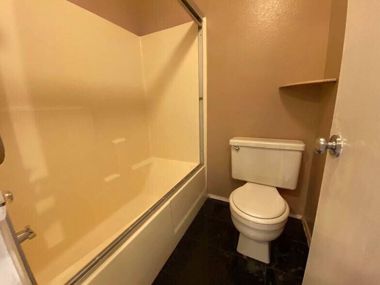 Master bathroom - 20240 E Arrow Hwy