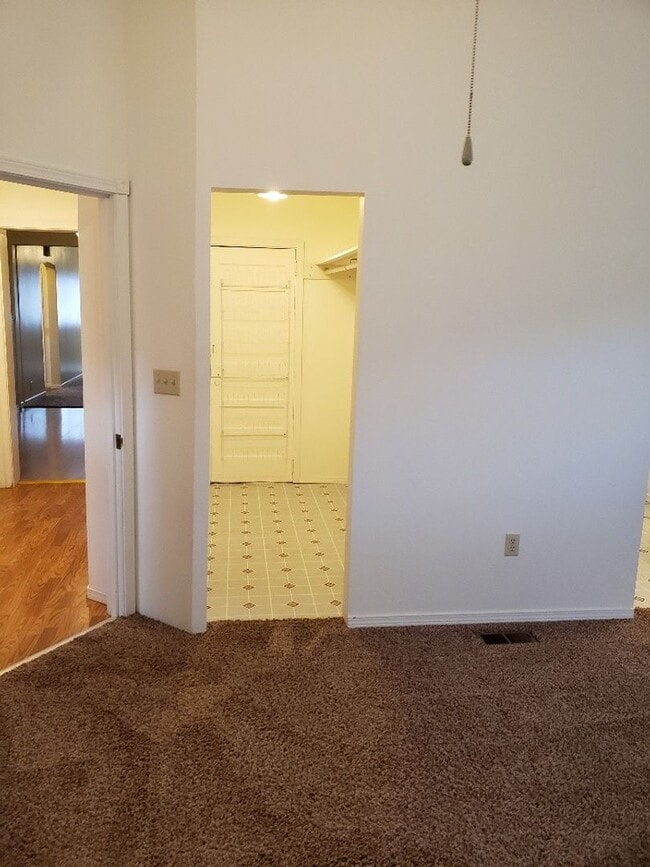 Building Photo - STATUS:RENTED-| R122 | $1795