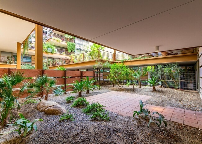 Building Photo - 7147 E Rancho Vista Dr