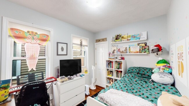 Building Photo - Beautifully updated 3 bed near the Green L...