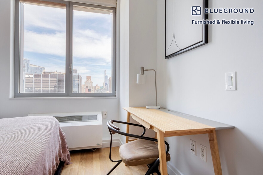 Building Photo - 550 W 54th St