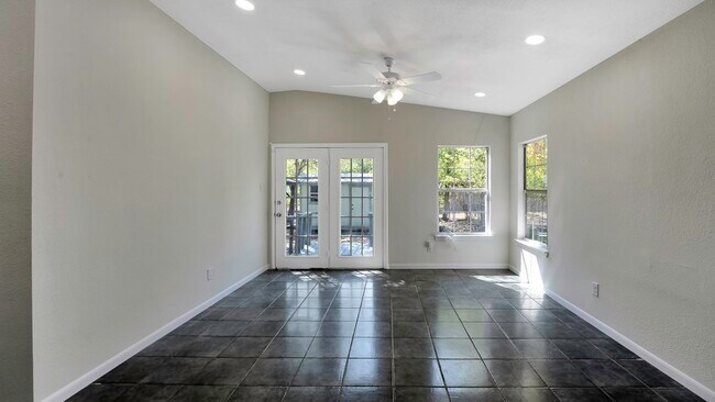 Building Photo - 542 Thorain Blvd
