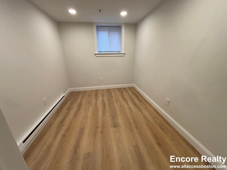 Building Photo - 529 Beacon St