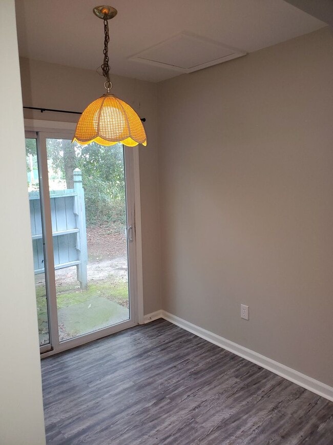 Building Photo - 2 Bedroom, 2 Bath Georgetown townhome with Community Pool, Tennis court, and Playground!