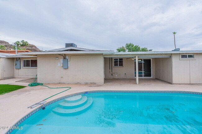 Building Photo - 1320 E Orchid Ln