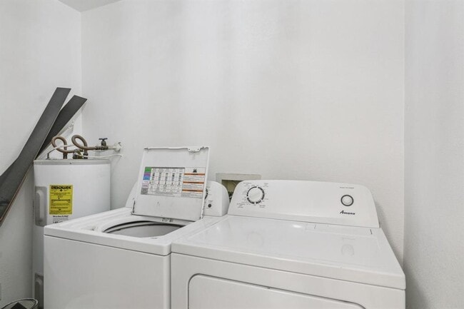 Building Photo - 5801 Thunderbird St