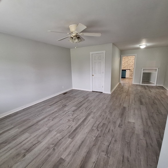 Building Photo - 418 Sam Houston Dr