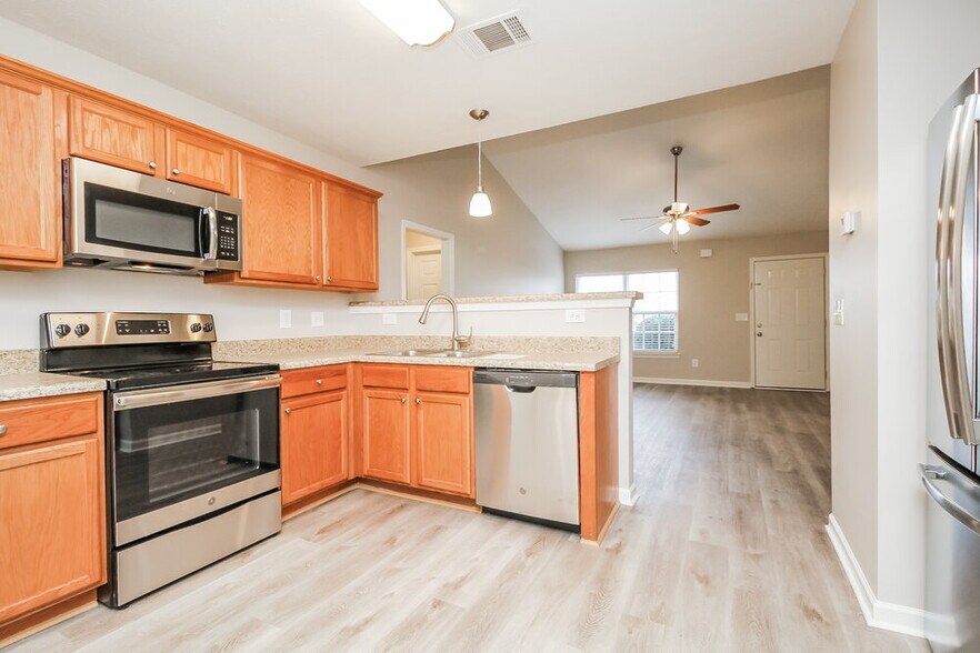 Building Photo - 913 Birchmill Point S