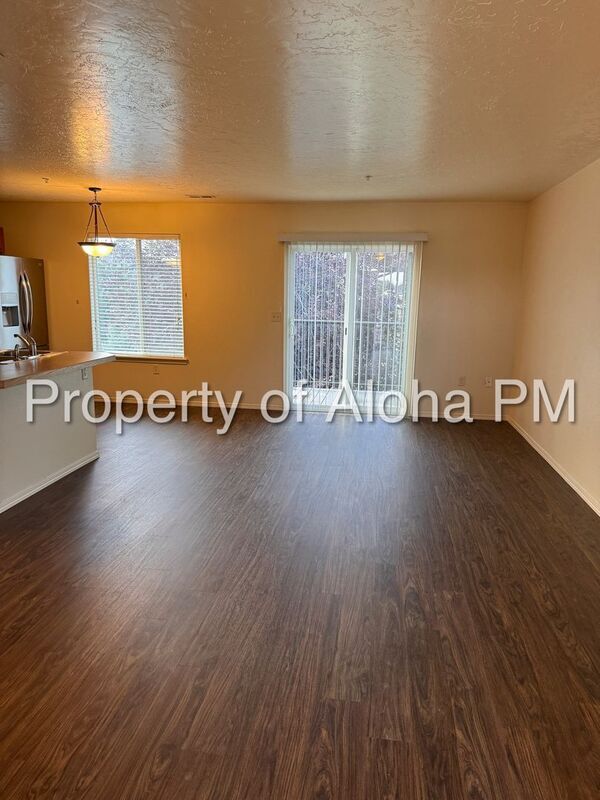 Building Photo - 1057 W Pine Ave