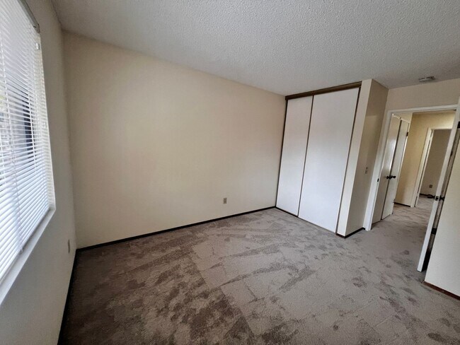 Building Photo - Spacious 3 bedroom 1.5 bath