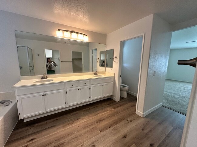 Building Photo - A stunning 4-bedroom haven, fully renovated and ready for a lifetime of memories.