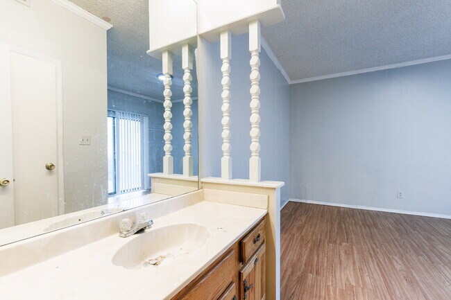 Building Photo - MOVE IN SPECIAL *1st Month Half Off Rent* - Extra Large 2 Bedroom 2 Bathroom Apartment