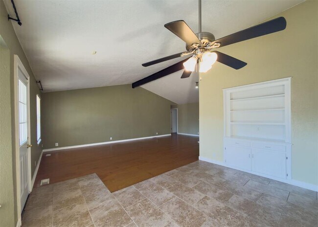 Building Photo - 812 Countrywood Ln