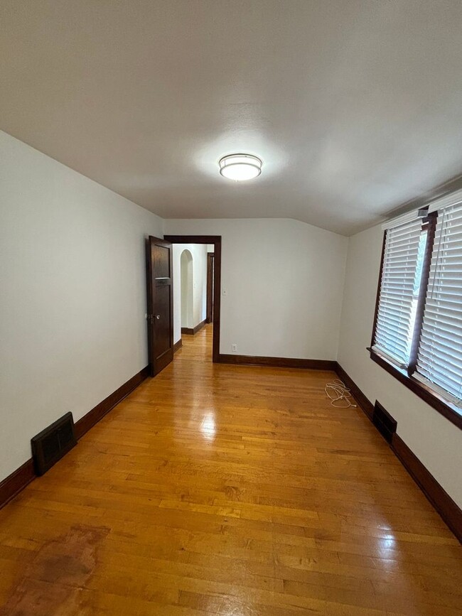 Building Photo - 3211 W Fairmount Ave
