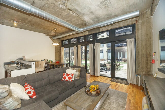 Building Photo - 1000 W 15th St