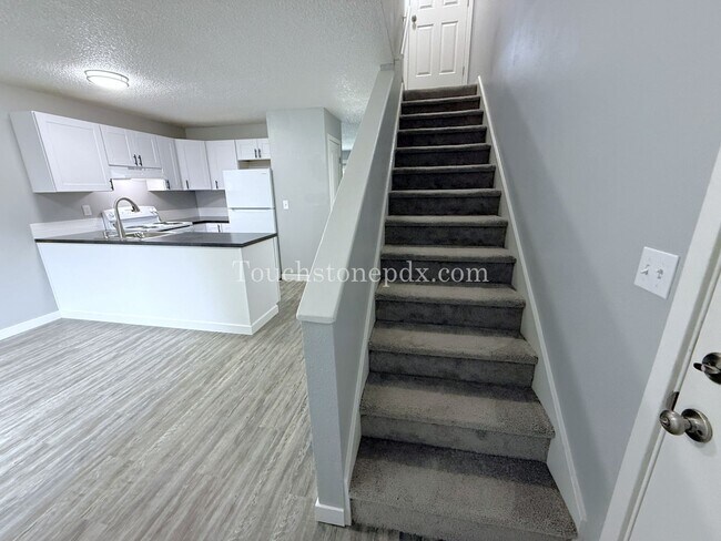 Building Photo - Newly Renovated 2-bedroom Apartment in Skylark Apartments