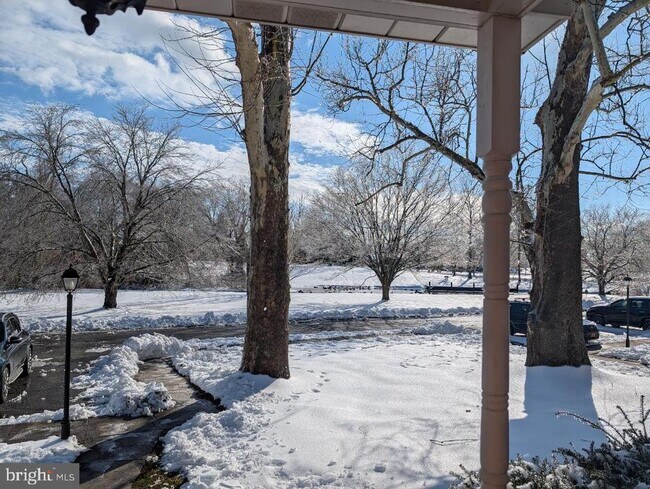 Building Photo - 295 Bay St