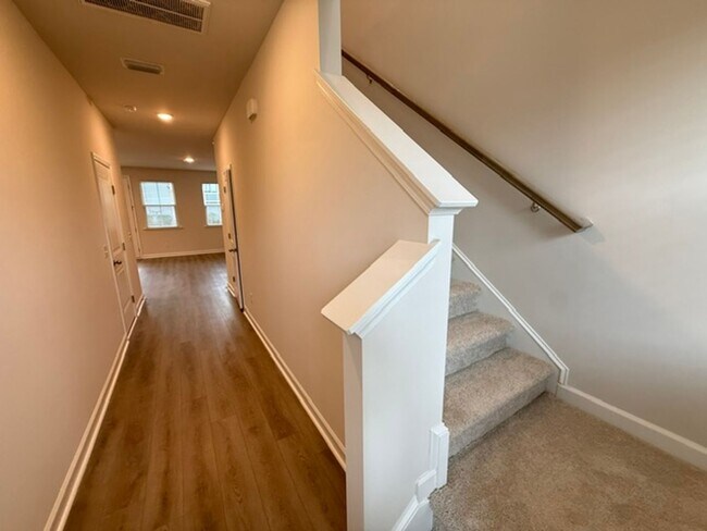 Building Photo - 3 Bedroom 2.5 Bathroom Townhouse in Windward Village - Summerville