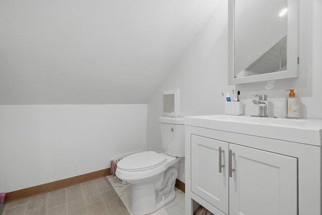 Building Photo - Giant 6 Bed in Mission Hill 9/1/26