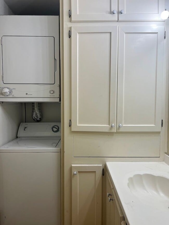 Building Photo - ORANGE TREE - WEST CAMPUS - AUGUST 2026 MOVE IN