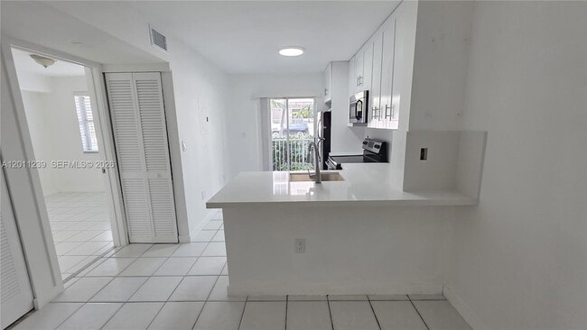 Building Photo - 2575 SW 27th Ave