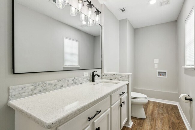 Building Photo - Newly Renovated 4 Bedroom!