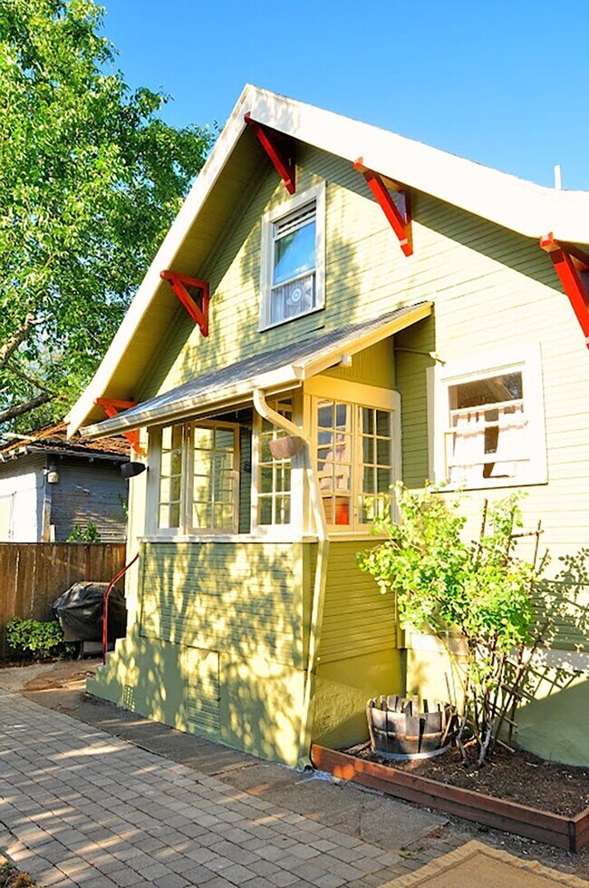 Building Photo - Delightful Remodeled Alberta Arts 3 Bed/2 Bath Bungalow