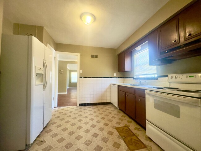 Building Photo - SECTION 8 IS GLADLY ACCEPTED 3 Bed 1.5 Bat...