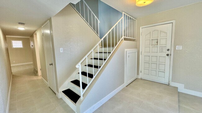 Building Photo - Gorgeous, renovated 4-bedroom home central...