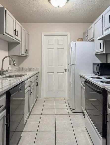 Building Photo - 648 Friars Ln