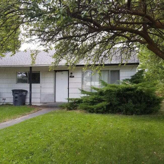 Building Photo - 1208-1210 Vandenberg Ave