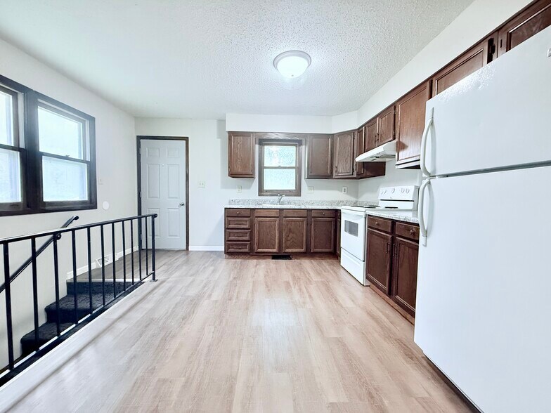 Kitchen - 2302 W 3rd St