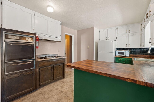 Building Photo - 20 Cactus Dr