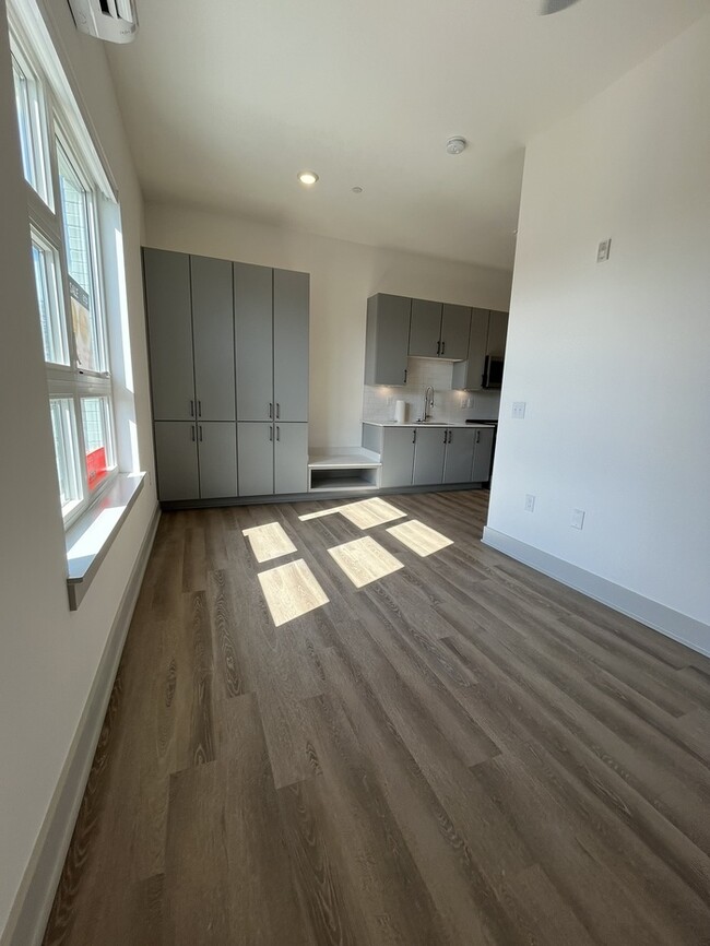 Building Photo - Studio Apartment minutes to Downtown Nashv...