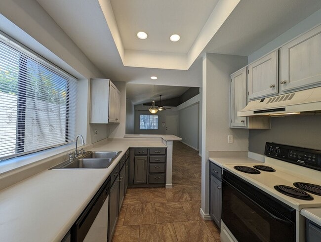 Building Photo - 2 Bedroom Condo in the Sonoma Village Comm...