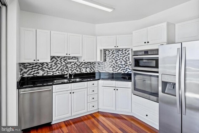 Building Photo - 100 Harborview Dr