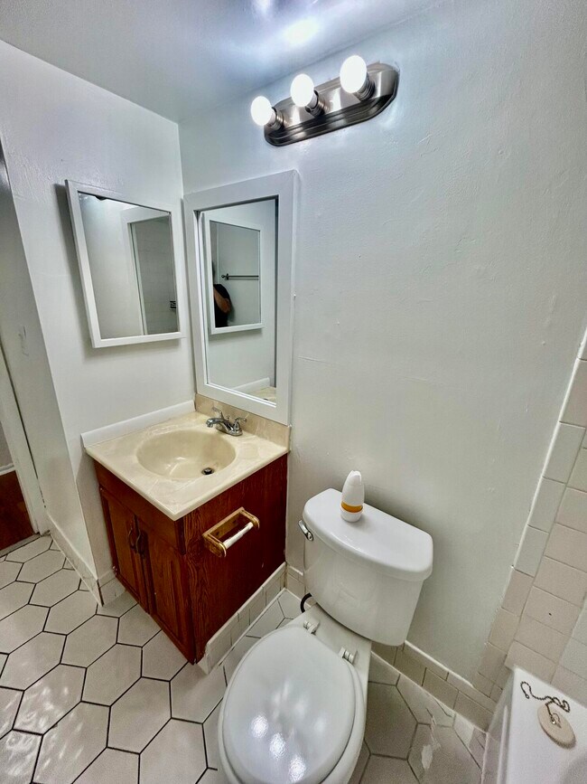 Building Photo - 4314 NW 9th Ave