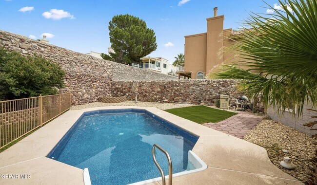 Building Photo - 908 Los Pinos Way