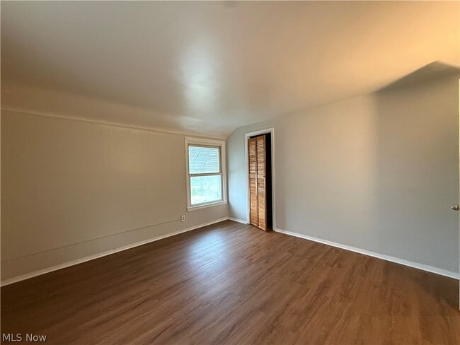 Building Photo - 1427 E 252nd St