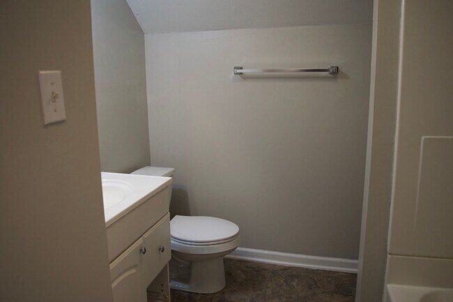 Building Photo - Conveniently Located 3 Bed 2 Bath House