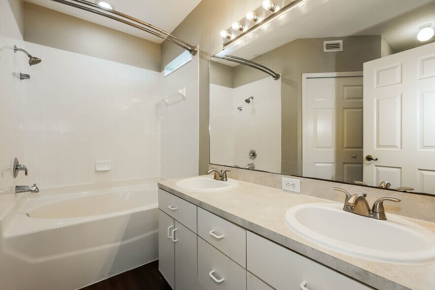 Building Photo - 3002 Summer Cruise Dr