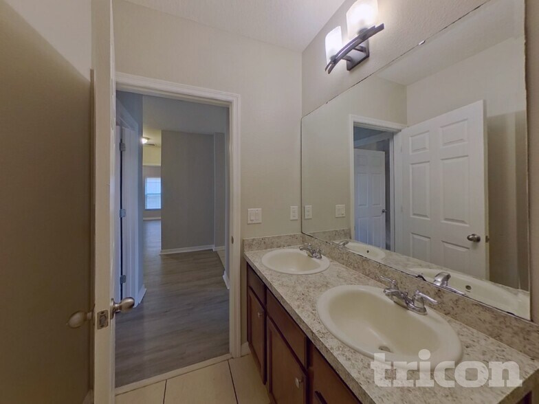 Building Photo - 4925 Rockvale Dr