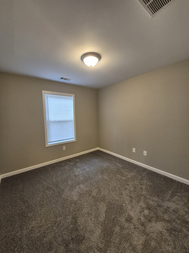 Building Photo - 595 Vaughn Rd